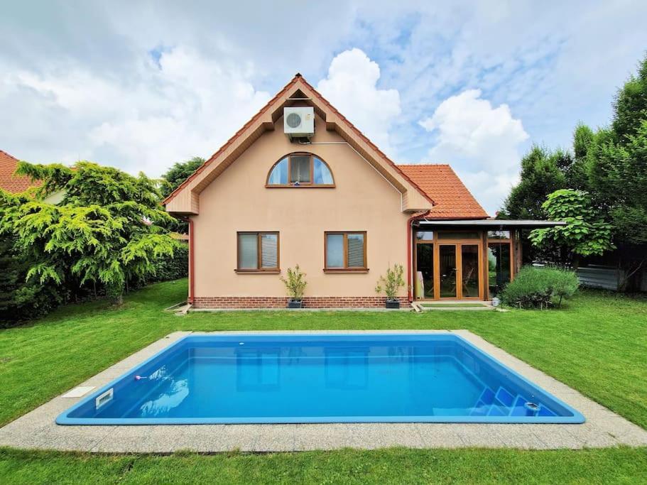 House With 3 Bedrooms And Pool Dunajska Luzna Exterior foto